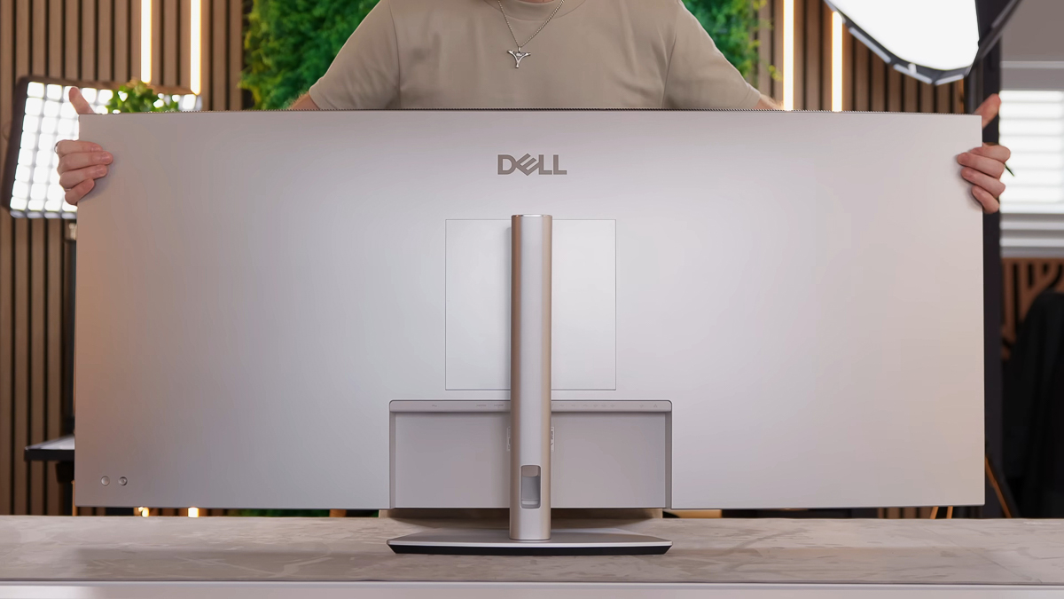 Mặt sau màn hình cũng rất tối giản với tone màu bạc tươi sáng và logo DELL