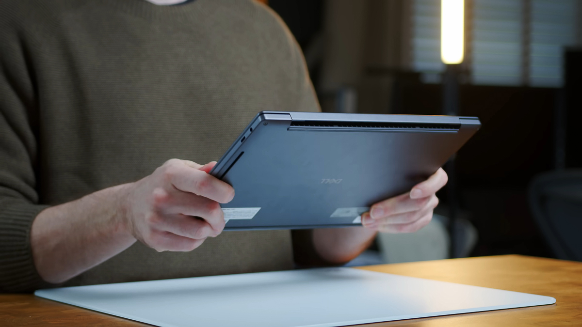 Dell XPS 14 2026 chỉ nặng 1.3kg đủ đem lại cảm giác nhẹ nhàng nhưng đầm tay khi cầm nắm