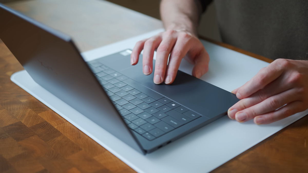 Cảm giác gõ phím và chạm lướt touchpad vẫn tốt, vẫn rất ưu việt