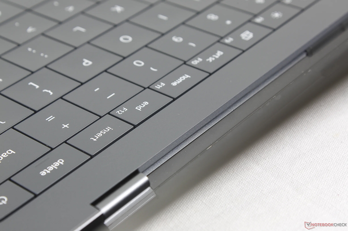 Không còn sự xuất hiện của Touch Function Row cảm ứng ở cạnh trên bàn phím