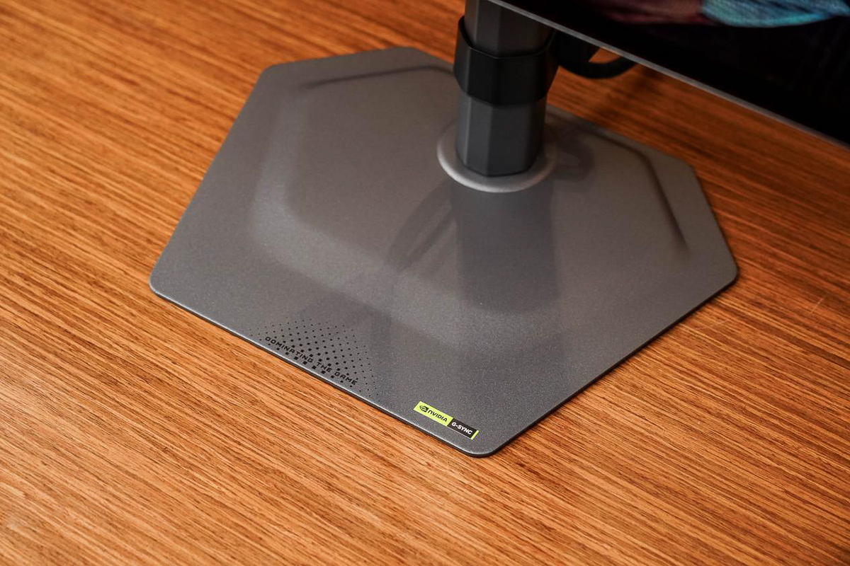 Mặt chân đế bằng kim loại của GIGABYTE MO27Q28GR có tạo hình lục giác