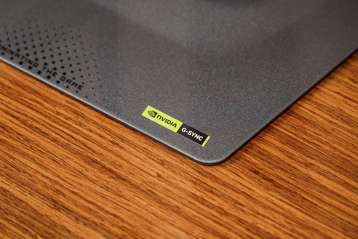 Góc chân đế có nhãn dán NVIDIA G-Sync