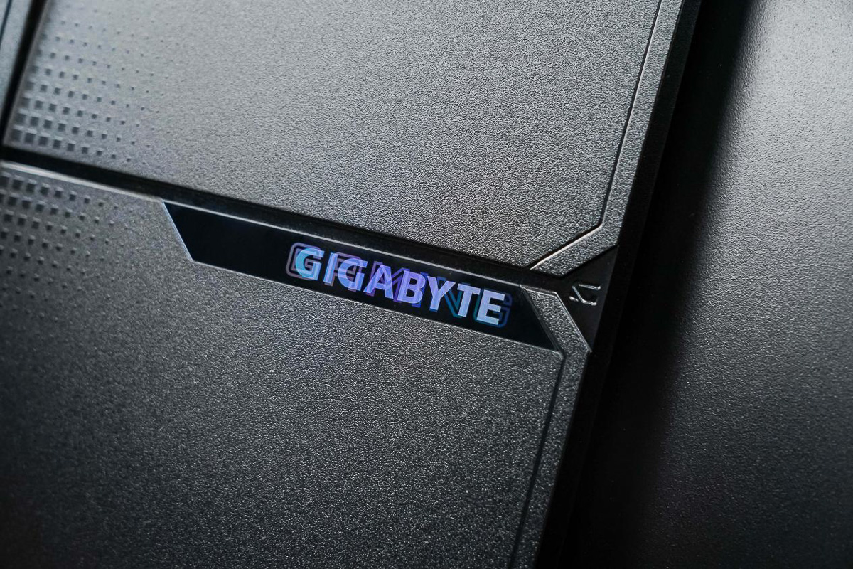 Logo GIGABYTE/GAMING in chìm nổi xen kẽ với đèn LED nền tạo điểm nhấn bắt mắt