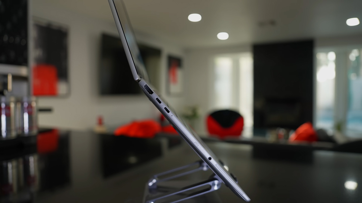 Các cổng kết nối ở cạnh sườn bên trái HP EliteBook 8 Flip 13