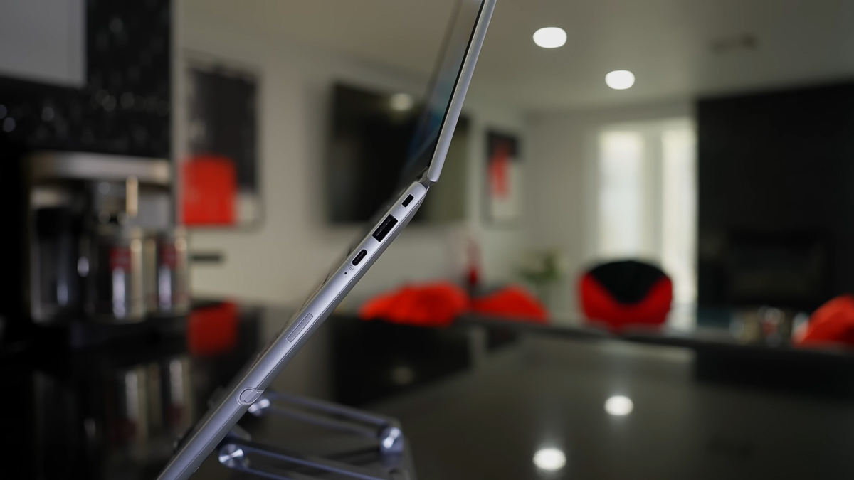 Bộ cổng kết nối ở cạnh sườn bên phải HP EliteBook 8 Flip 13