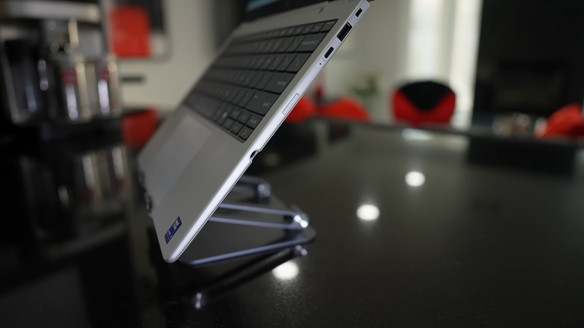 Cận cảnh khe SIM/MicroSD ở cạnh sườn bên phải HP EliteBook 8 Flip 13