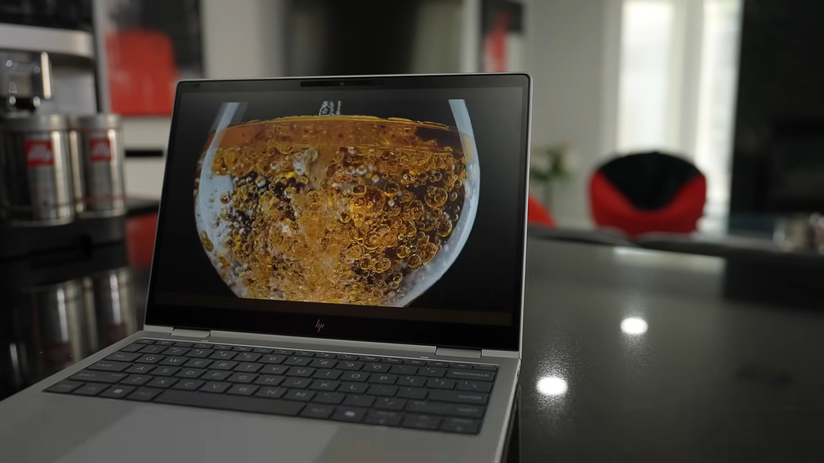 Khả năng hiển thị của HP EliteBook 8 Flip 13 tốt nhưng không có gì nổi trội