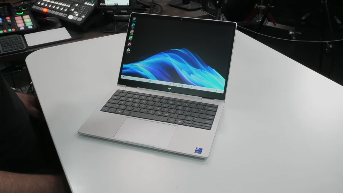 HP EliteBook 8 Flip 13 sử dụng tấm nền IPS LCD