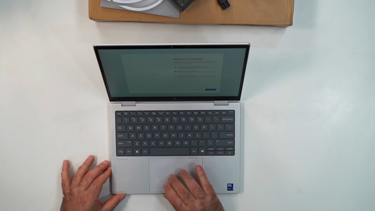 Touchpad của HP EliteBook 8 Flip 13 cho trải nghiệm chạm lướt tốt chuẩn chỉnh