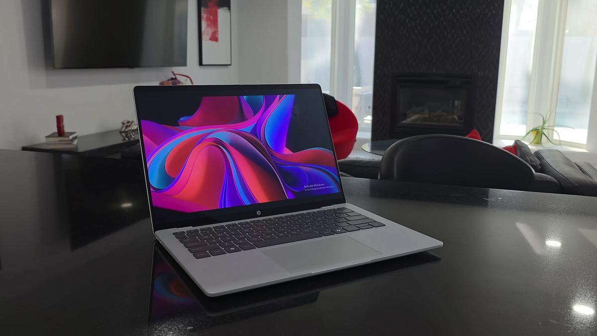 Điểm nhấn to lớn đầu tiên trên HP OmniBook 5 14 đó chính là cụm màn hình OLED