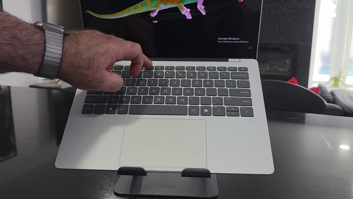 Các nút bấm cũng được làm cỡ lớn, cảm giác gõ vừa êm ái, vừa có độ nẩy tốt