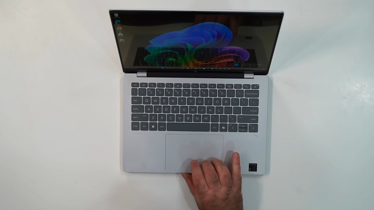 Cụm touchpad của HP OmniBook 5 14 cảm giác khi chạm và lướt rất êm ái