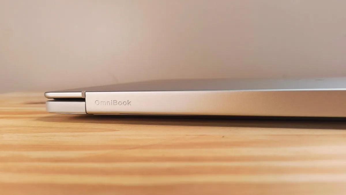 Logo OmniBook được chạm khắc ở phần bản lề màn hình