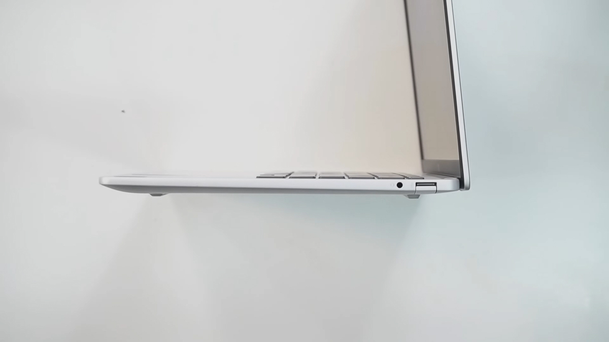 Cổng USB-A và AUX 3.5mm