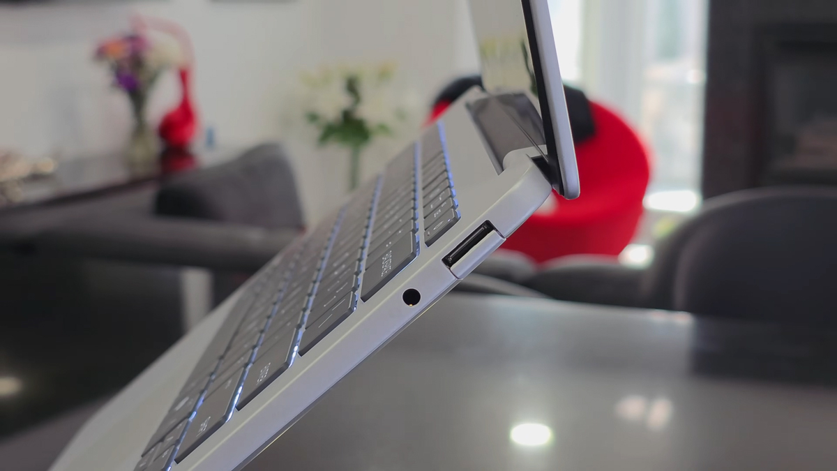 Cổng USB-A và AUX 3.5mm