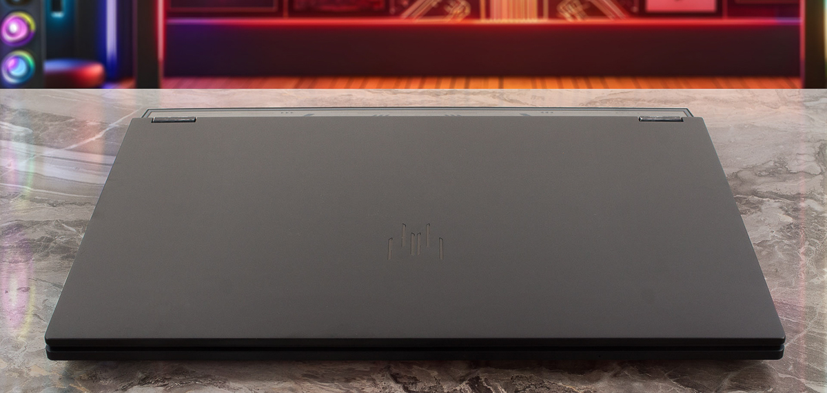 Acer Predator Helios Neo 18 AI năm nay có độ dày tổng thể thân máy mỏng hơn rơi vào khoảng 2.5 cm