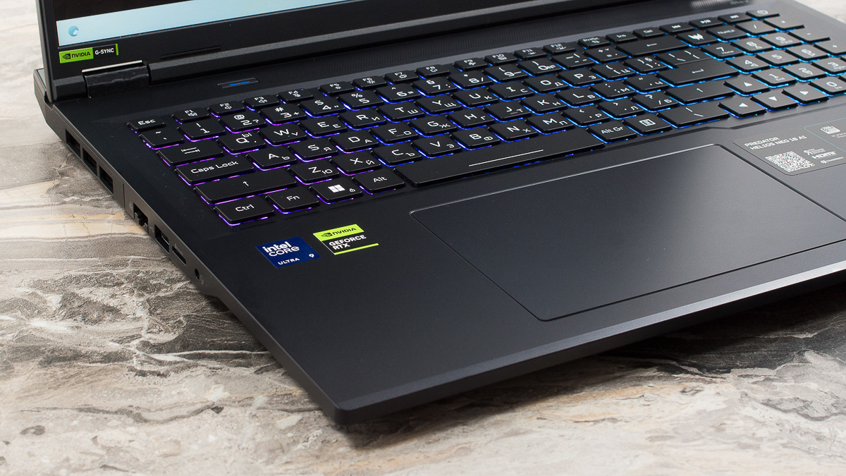 Cụm touchpad nằm ngay bên dưới cũng đem lại sự tiện dụng, mượt mà và nhanh nhạy khi sử dụng