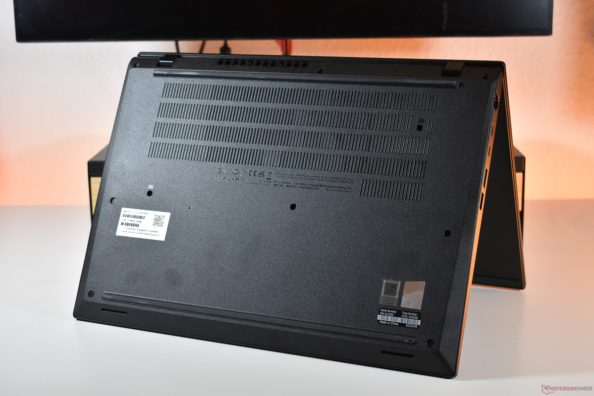 Lenovo ThinkPad L16 Gen 2 có body to và dày, vẫn giữ nguyên cái chất nồi đồng cối đá