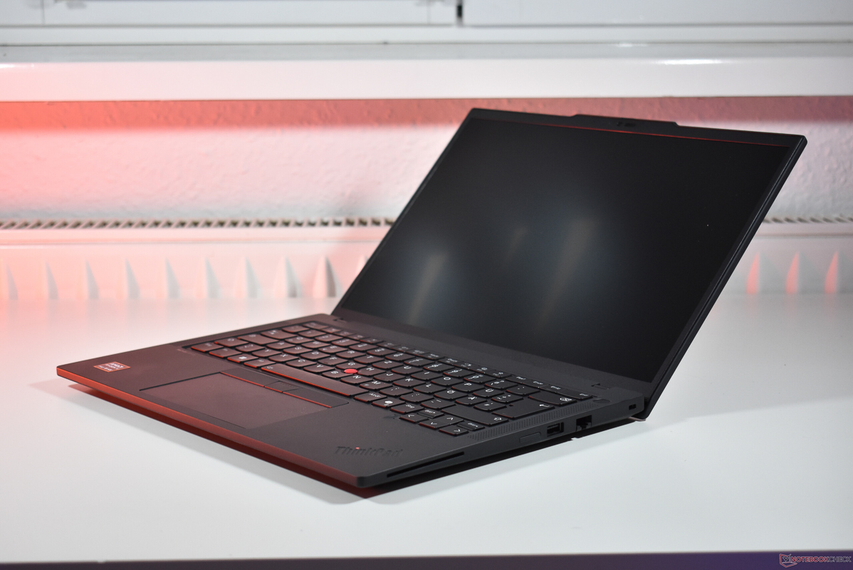 Lenovo ThinkPad P14s Gen 6 có thời lượng pin 9 tiếng chưa quá xuất sắc