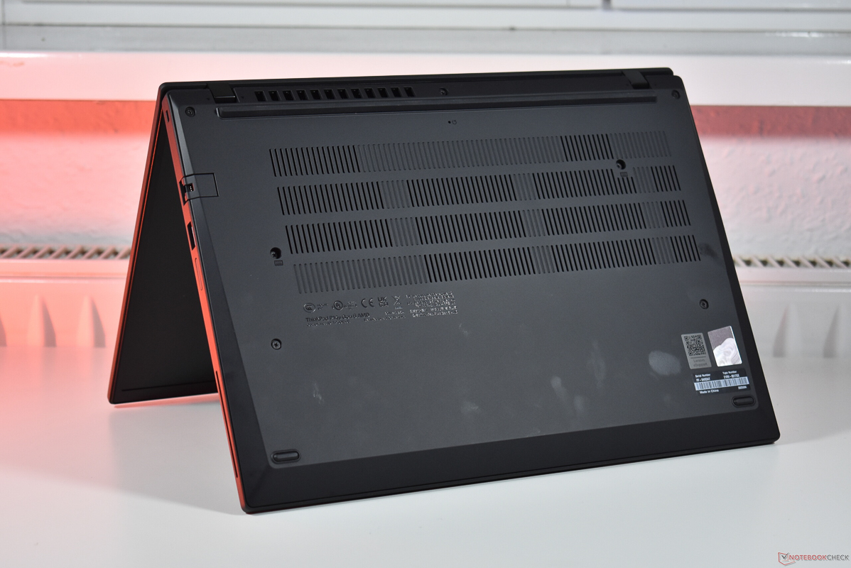 Lenovo ThinkPad P14s Gen 6 có độ dày thân máy khi gập lại là 1.7cm và nặng 1.44kg