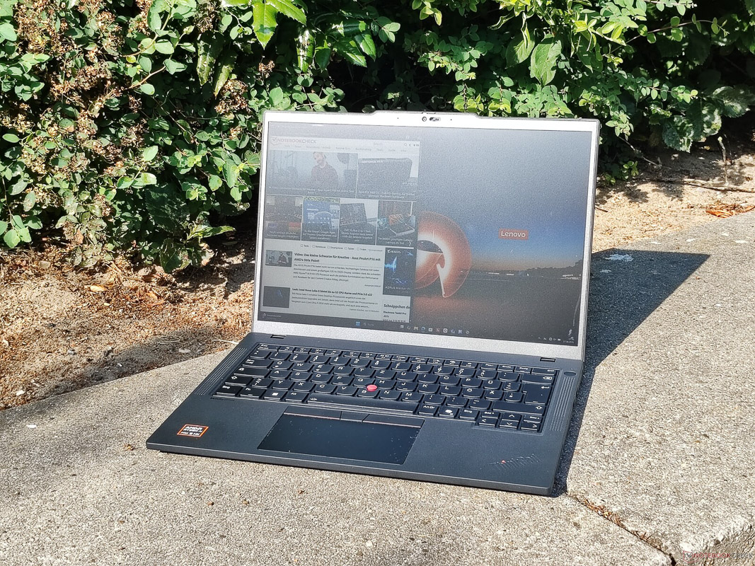 Không nên sử dụng màn hình của Lenovo ThinkPad P14s Gen 6 ngoài trời