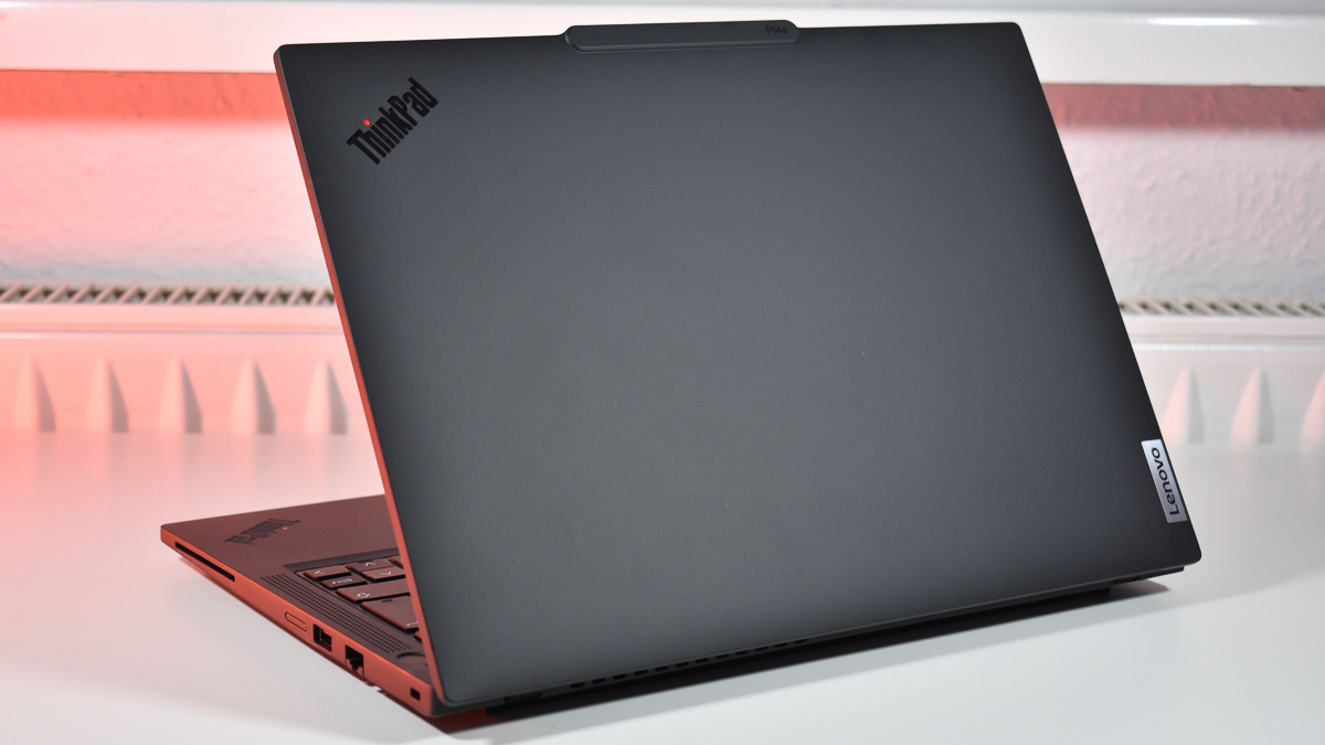 Đánh giá Lenovo ThinkPad P14s Gen 6: Dòng Thinkpad 14 inch mạnh mẽ nhất với AMD Ryzen AI 9 HX