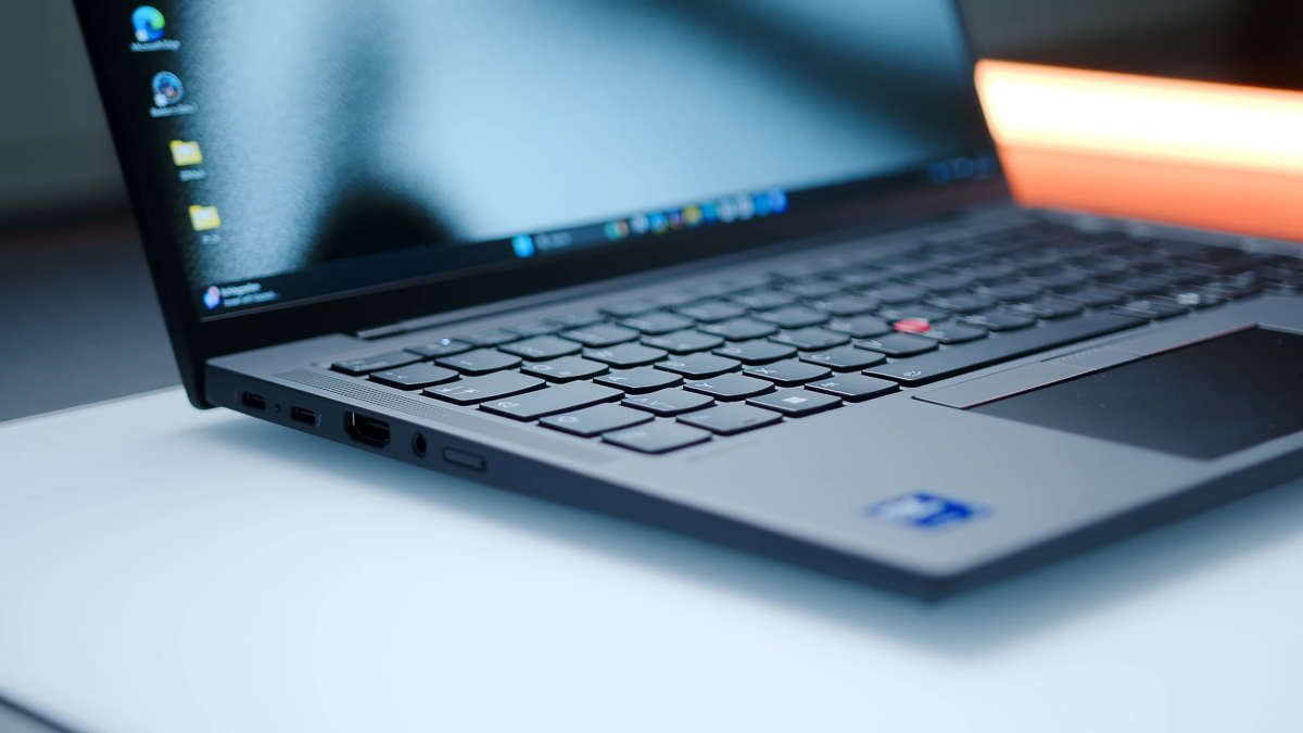 Cạnh sườn trái của Lenovo ThinkPad T14s Gen 6