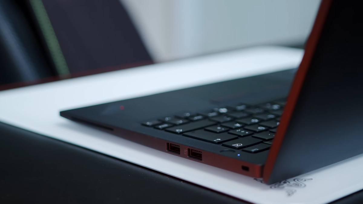 Cạnh sườn phải của Lenovo ThinkPad T14s Gen 6