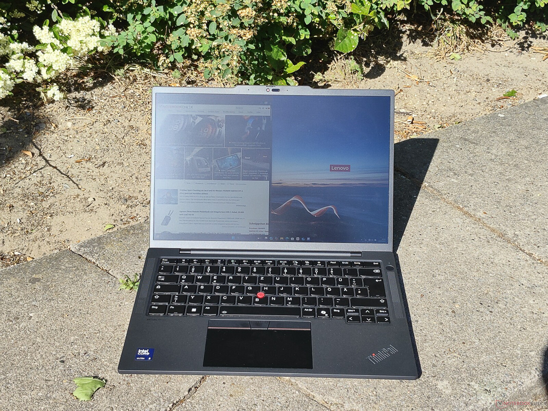 Lenovo ThinkPad T14s Gen 6 còn được phủ một lớp matte chống chói khi ở ngoài trời