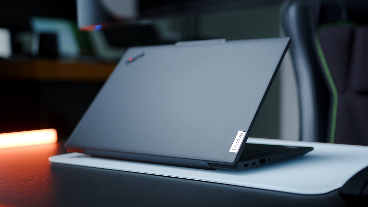 Có thêm logo Lenovo ở cạnh dưới bên phải