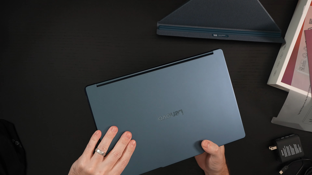 Lenovo Yoga Book 9i Gen 10 không đem lại cảm giác cấn tay như Ultrabook gập 360 độ thông thường