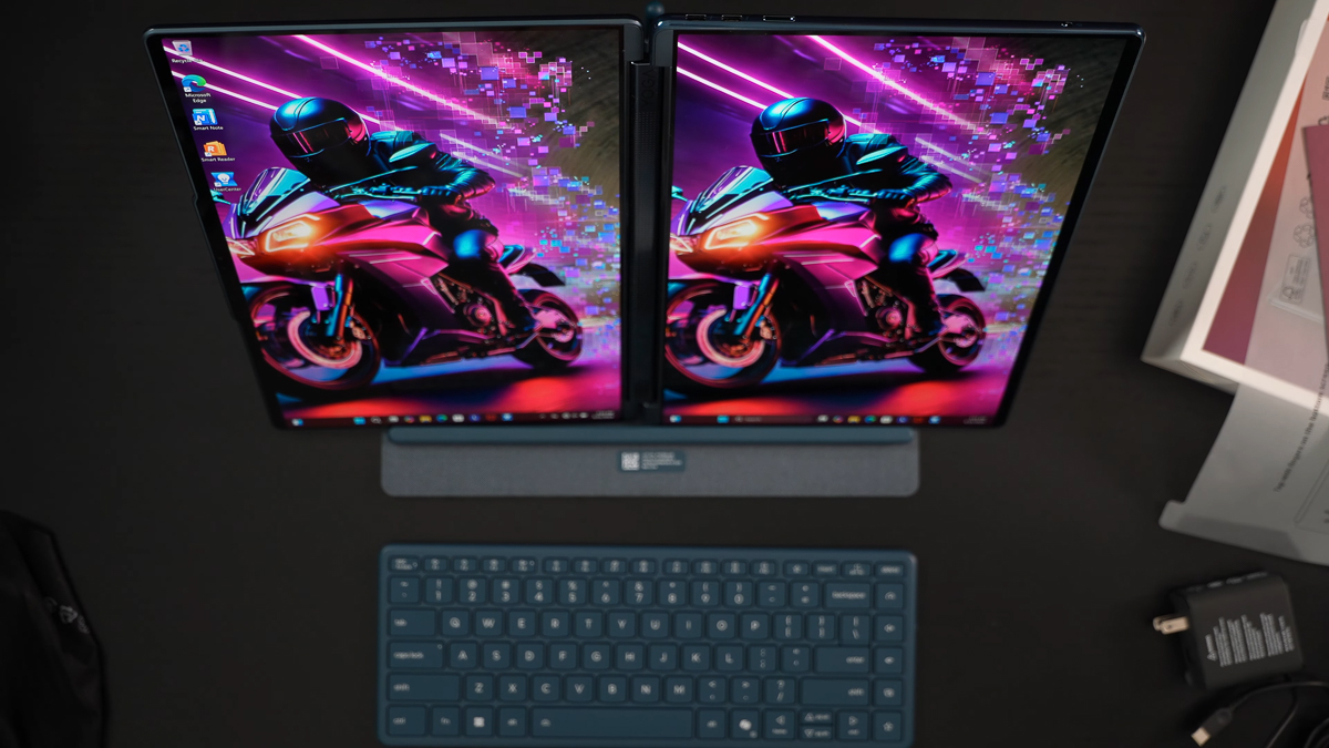 Lenovo Yoga Book 9i Gen 10 sở hữu 2 màn hình cảm ứng 14 inch độ phân giải 2K (2880 x 1800)