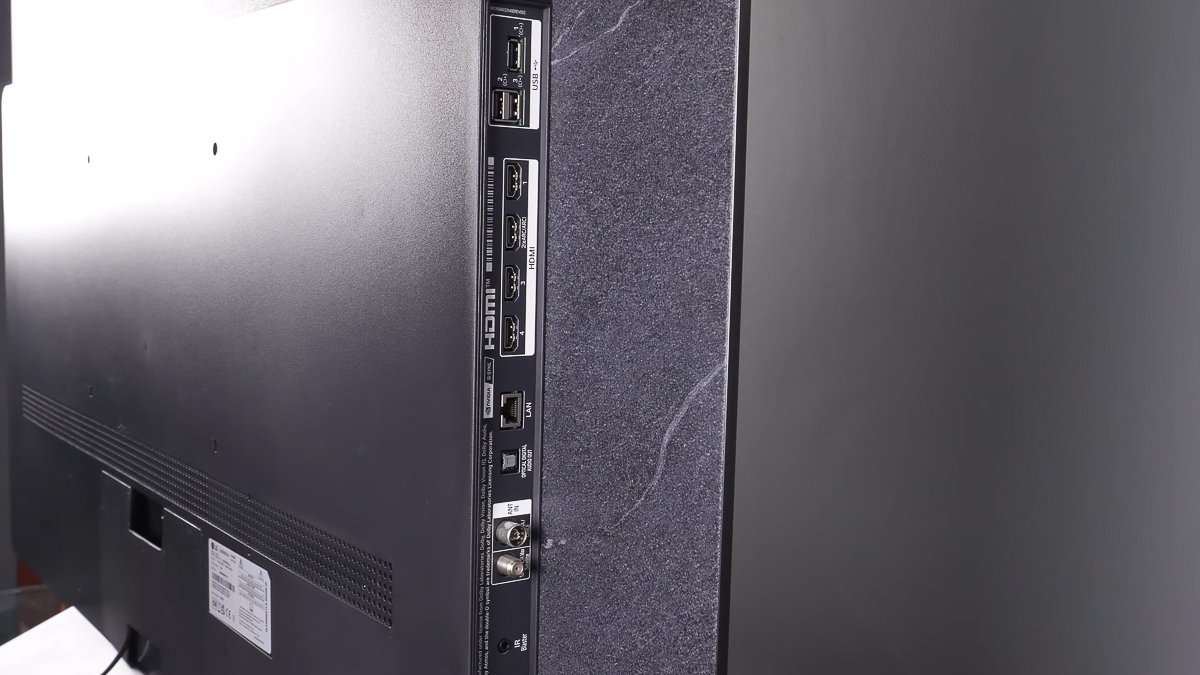 Bộ cổng kết nối của LG C5 thiếu cổng AUX 3.5mm