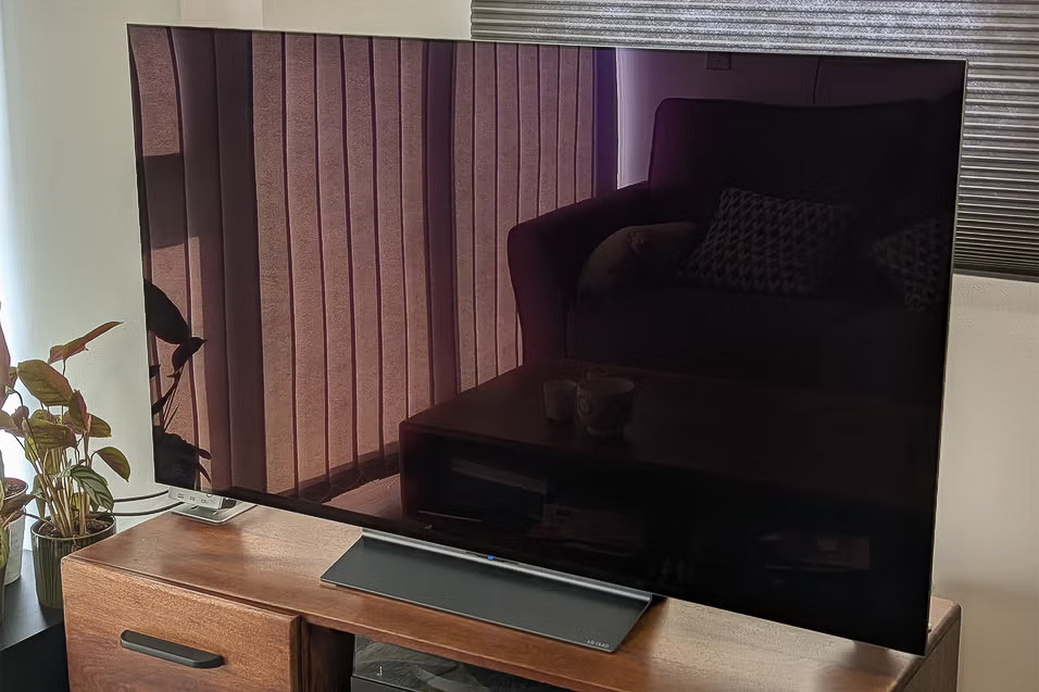 Lớp phủ AR tạo nên tone màu tím cho bề mặt màn hình