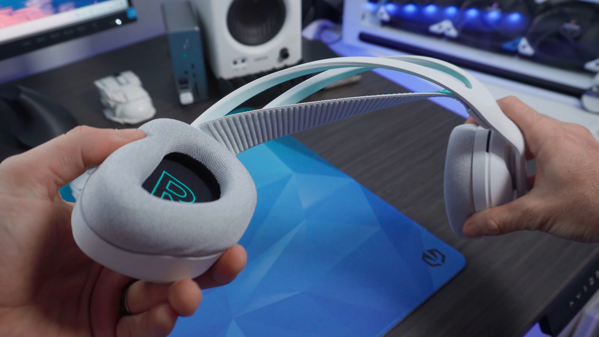 Logitech G522 Lightspeed có phần khung rất dẻo dai