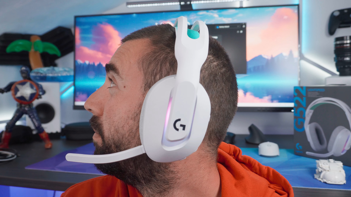 Tạo hình hai củ tai Logitech G522 Lightspeed đem lại sự thoải mái cả khi ngồi hoặc nằm chơi game