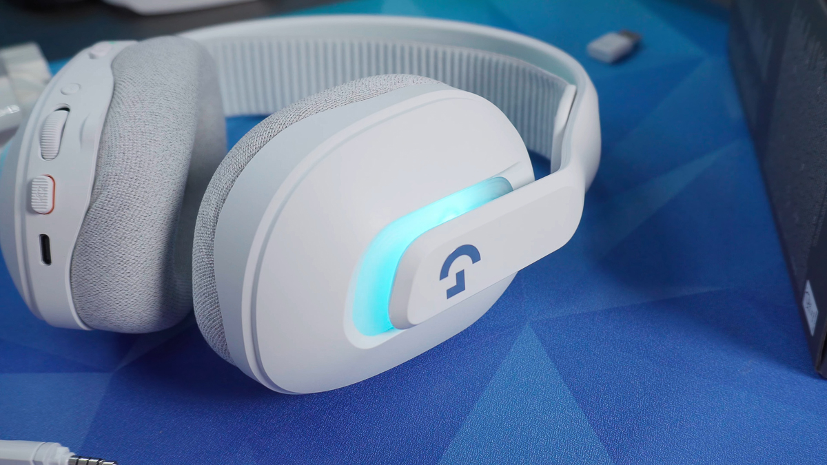 Mỗi bên củ tai đều có một cụm LED RGB 8 vùng, 16.8 triệu màu