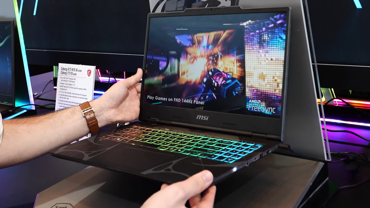 MSI Cyborg 17 có độ dày thân máy là 2.2cm và trọng lượng 2.5kg