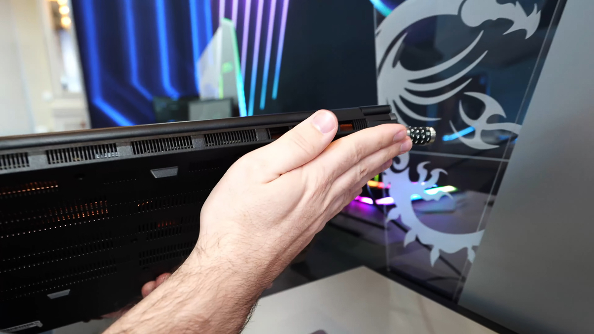 Thân máy có cụm dải lưới tản nhiệt dài và rộng ở cạnh sau