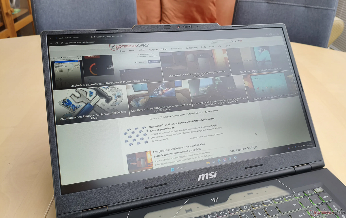 Màn hình của MSI Cyborg 17 được phủ lên một lớp chống chói