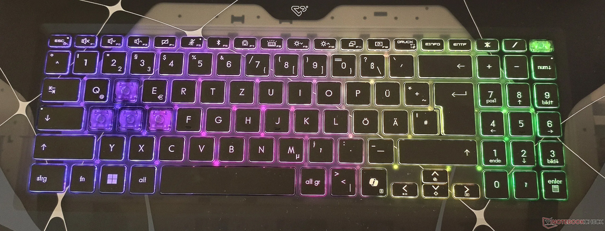 Bàn phím và touchpad của MSI Cyborg 17 đem lại trải nghiệm bình thường