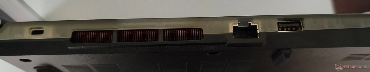 Cạnh sườn trái của MSI Cyborg 17