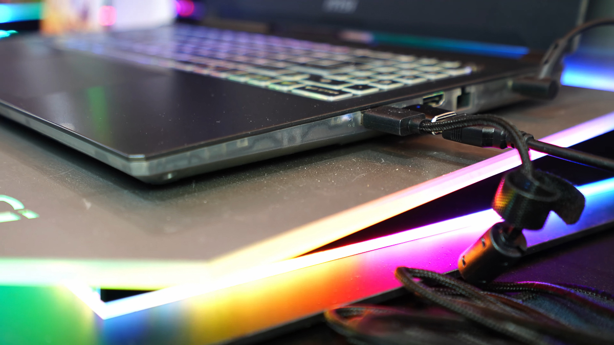 MSI Cyborg 17 vẫn có đủ các cổng kết nối thiết yếu đáp ứng cho mọi nhu cầu