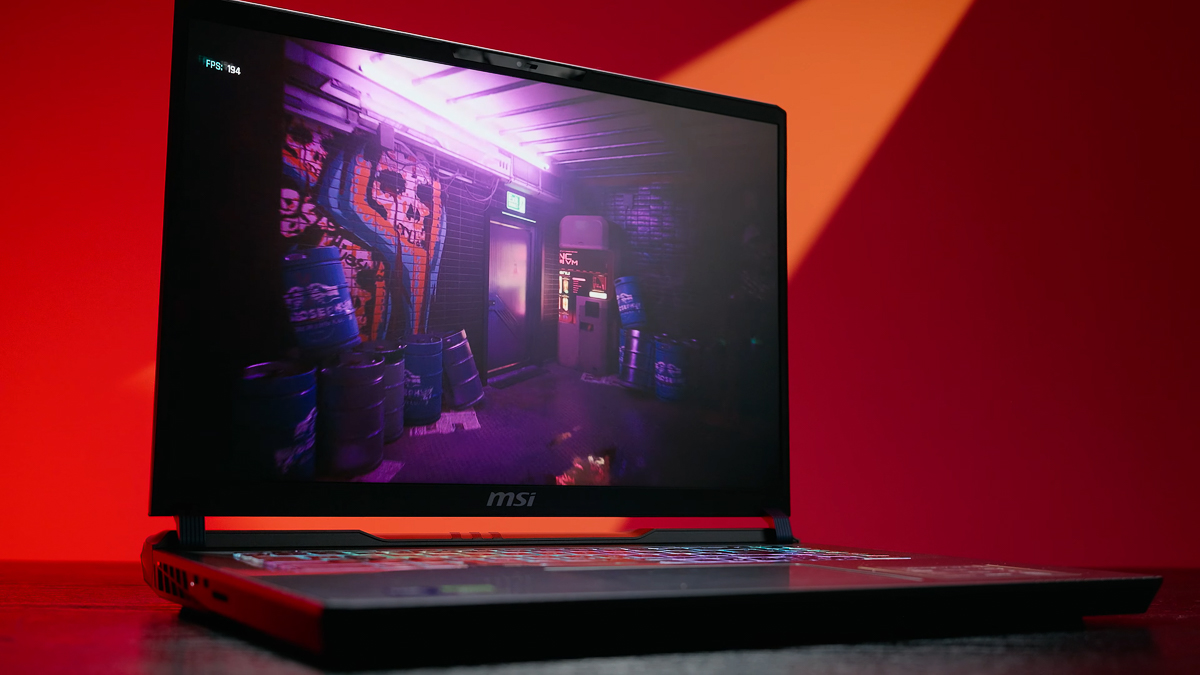 Thân máy MSI Vector 17 HX AI A2XW không bị nóng quá đáng kể