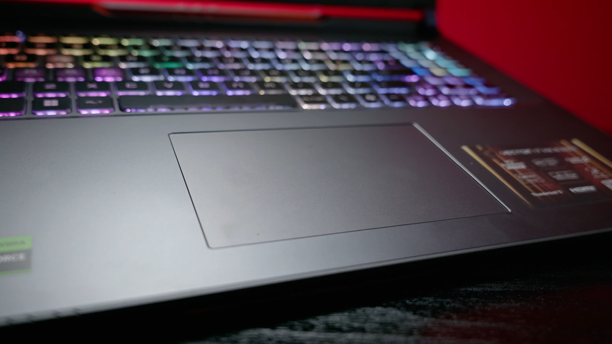 Cụm touchpad trên MSI Vector 17 HX AI A2XW được đặt ngay chính giữa bộ phím