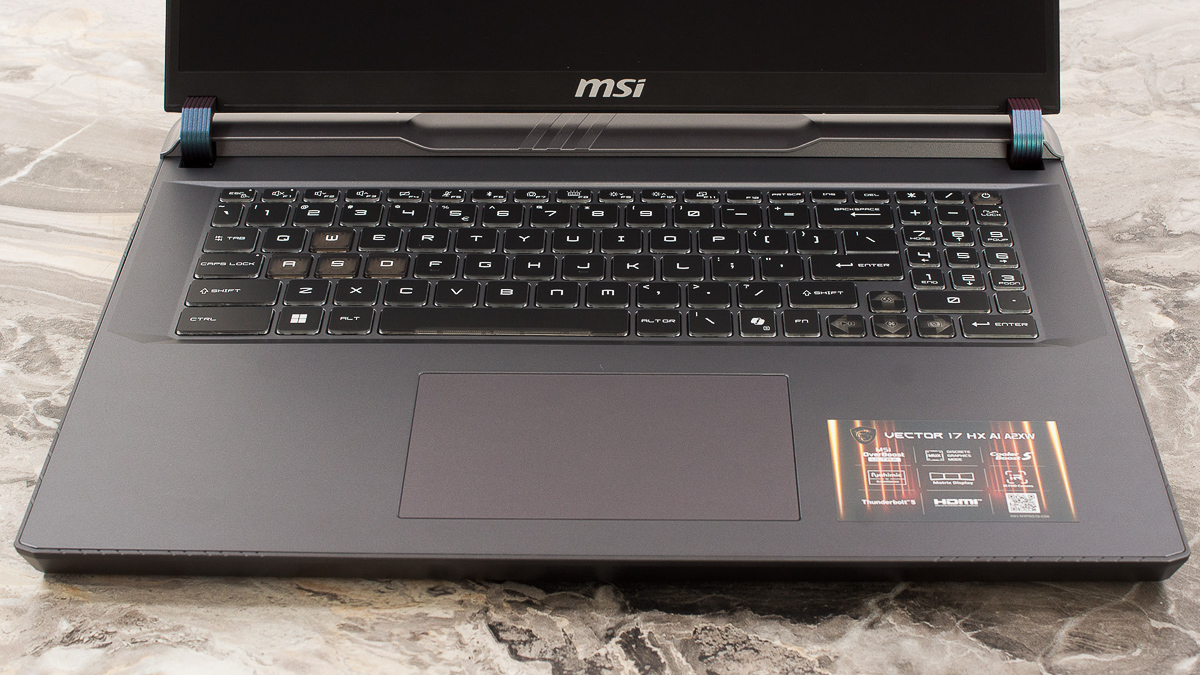 MSI Vector 17 HX AI A2XW trang bị một cụm bàn phím full size đầy đủ
