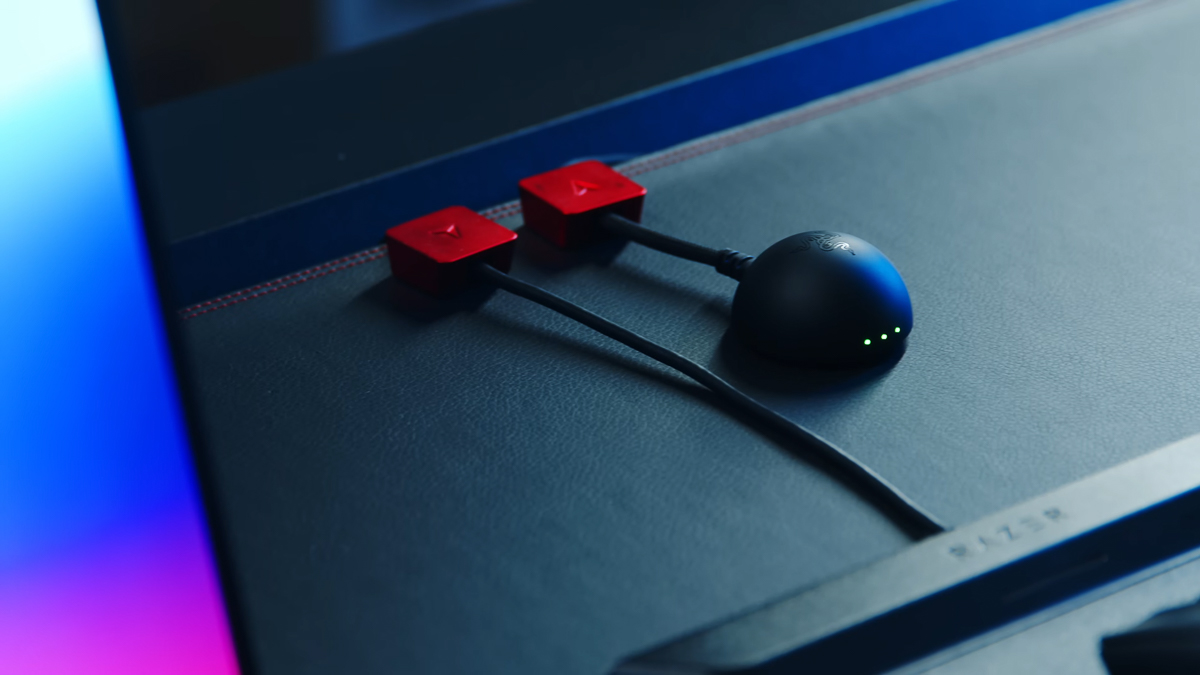 Dongle 2.4G hình vòm độc lạ đi kèm với Razer DeathAdder V4 Pro