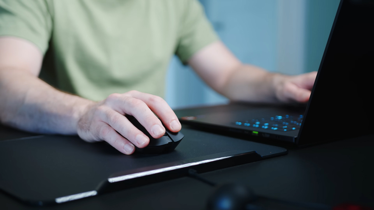 Razer DeathAdder V4 Pro cho âm thanh khi click quá rỗng