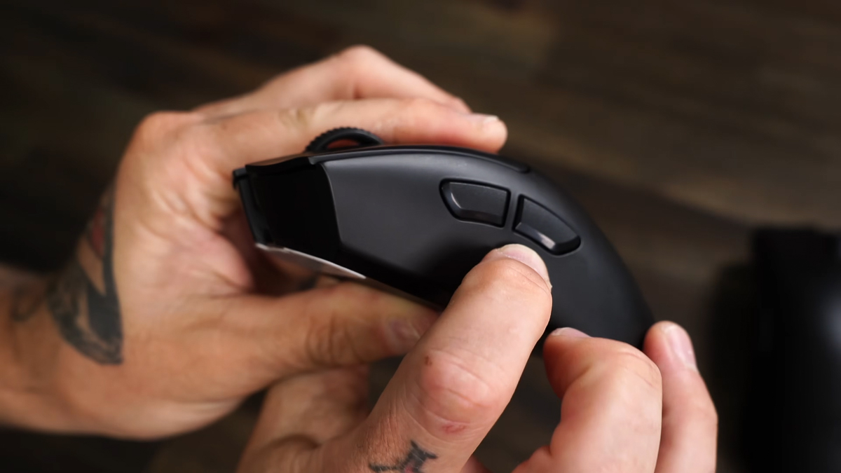 Razer DeathAdder V4 Pro cứng cáp hơn