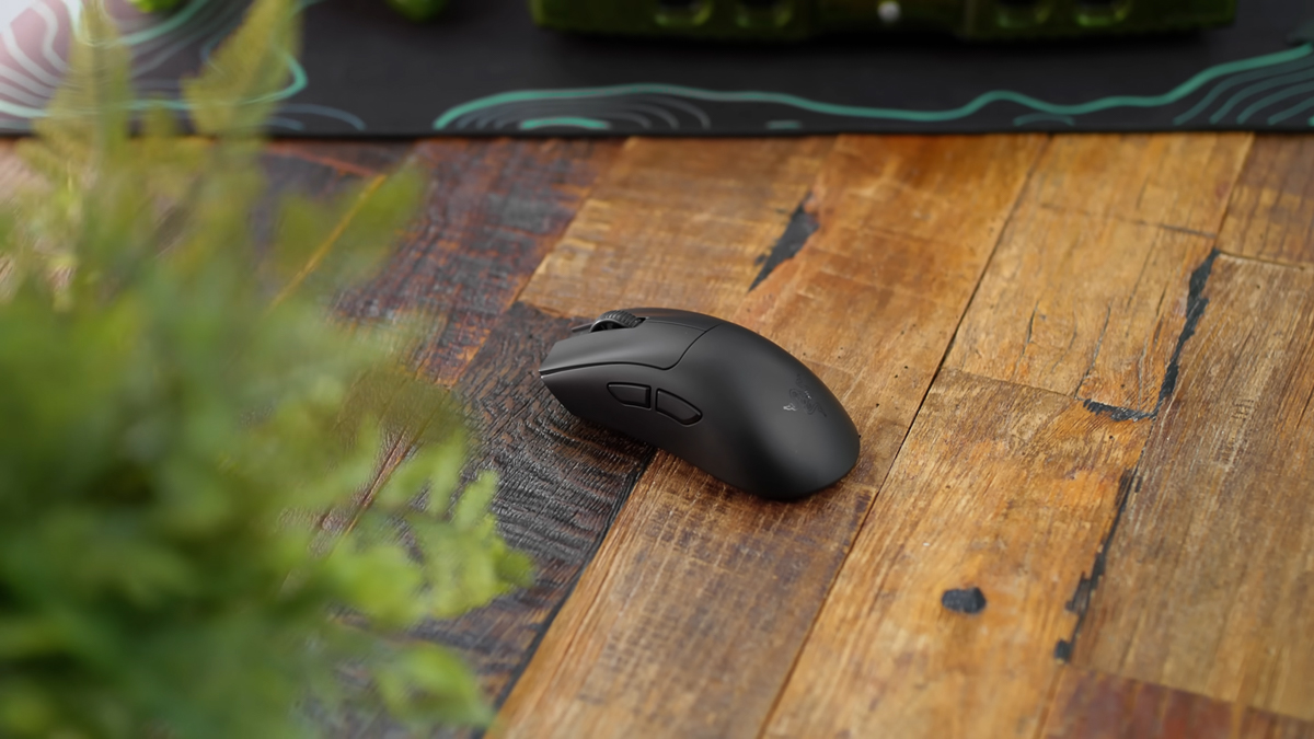 Toàn bộ thân vỏ Razer DeathAdder V4 Pro được làm từ nhựa